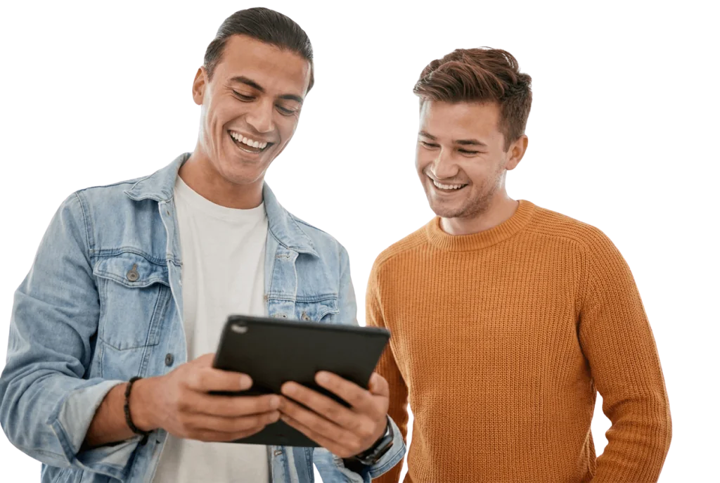 Dos personas revisan información de un programa en una tableta